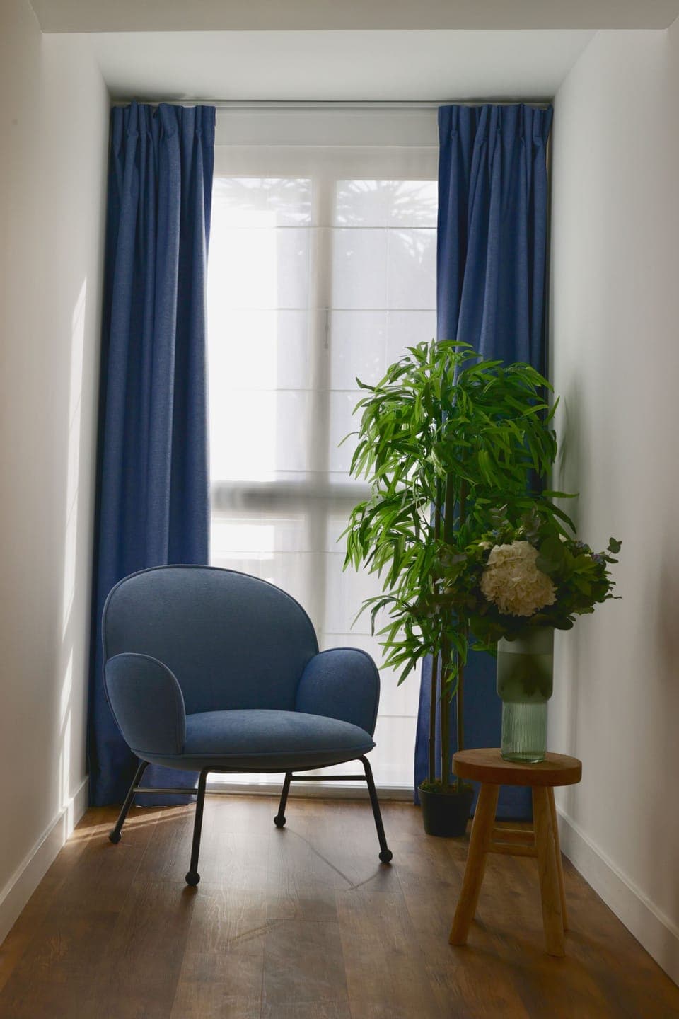 Deluxe Suite | Living area | Flat-screen TV