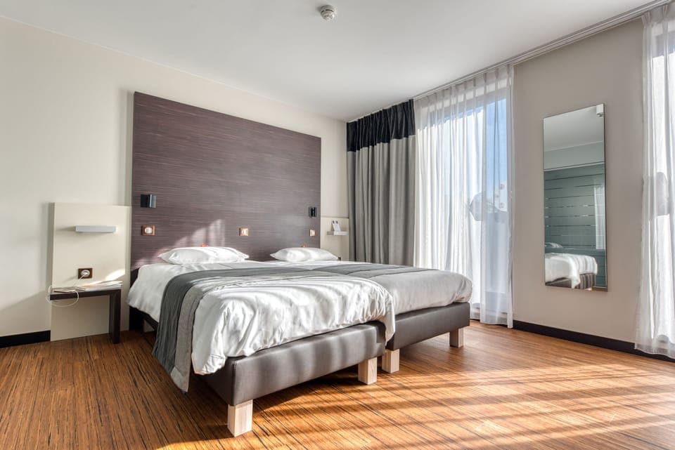 Standard Twin Room | Minibar, in-room safe, desk, soundproofing