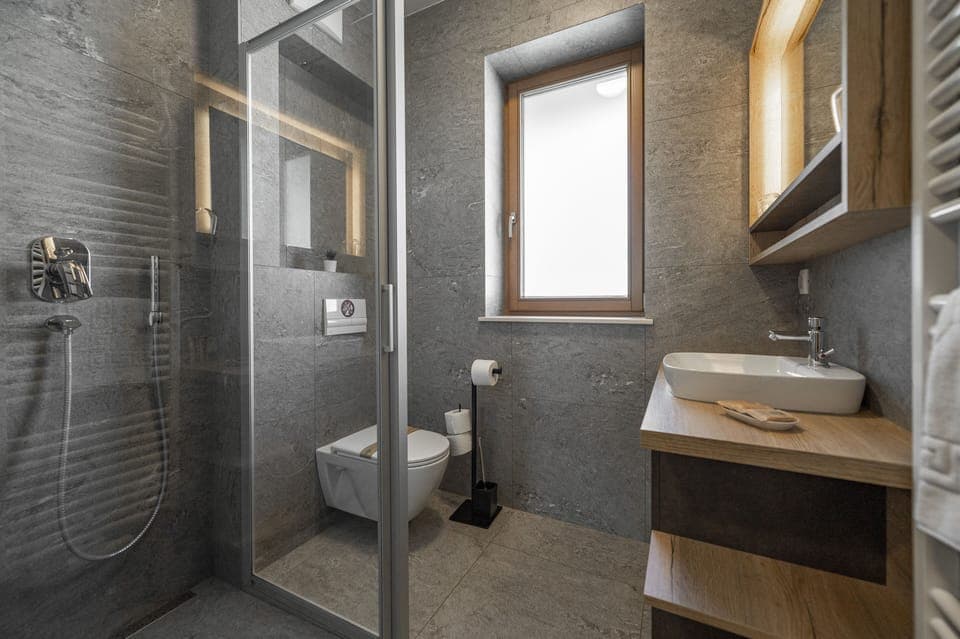 Family Quadruple Room | Bathroom | Shower, hydromassage showerhead, free toiletries, hair dryer