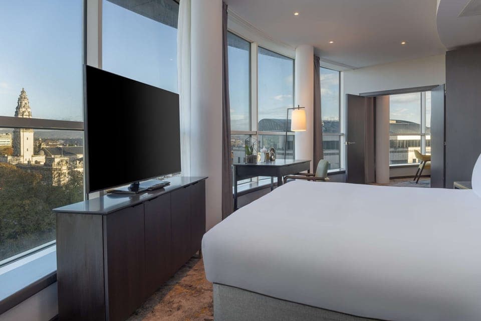 Presidential Suite | Minibar, in-room safe, desk, laptop workspace