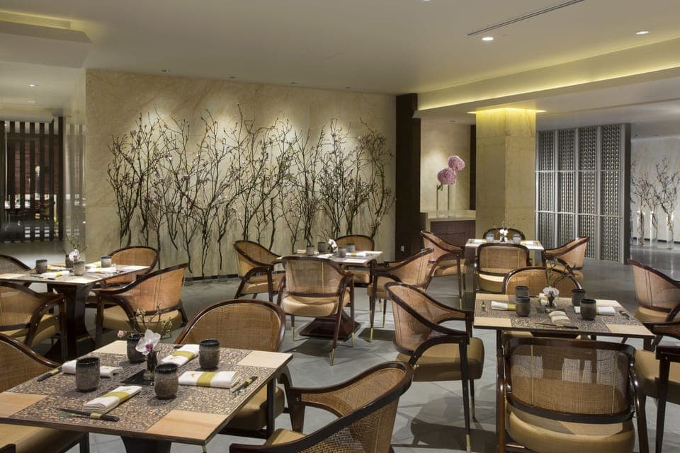 5 restaurants, breakfast, lunch, dinner served; international cuisine