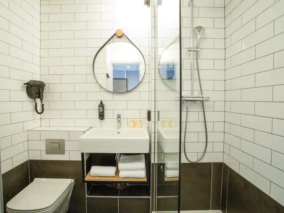 Select Comfort beds, in-room safe, desk, soundproofing