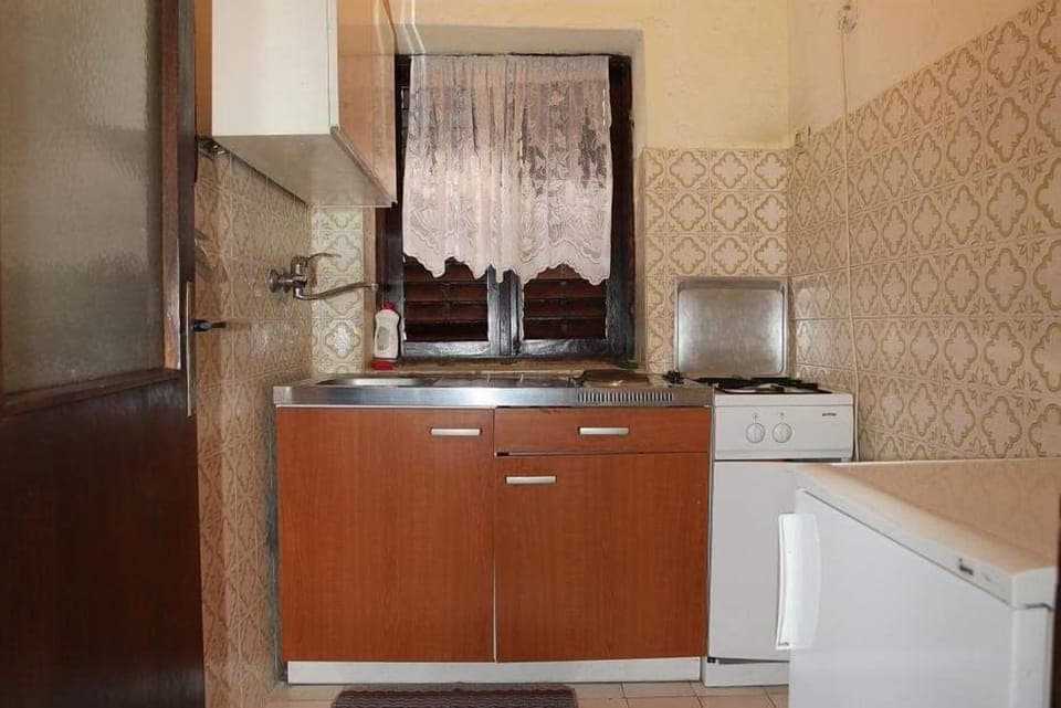 Studio | Private kitchenette | Stovetop, electric kettle, cookware/dishes/utensils