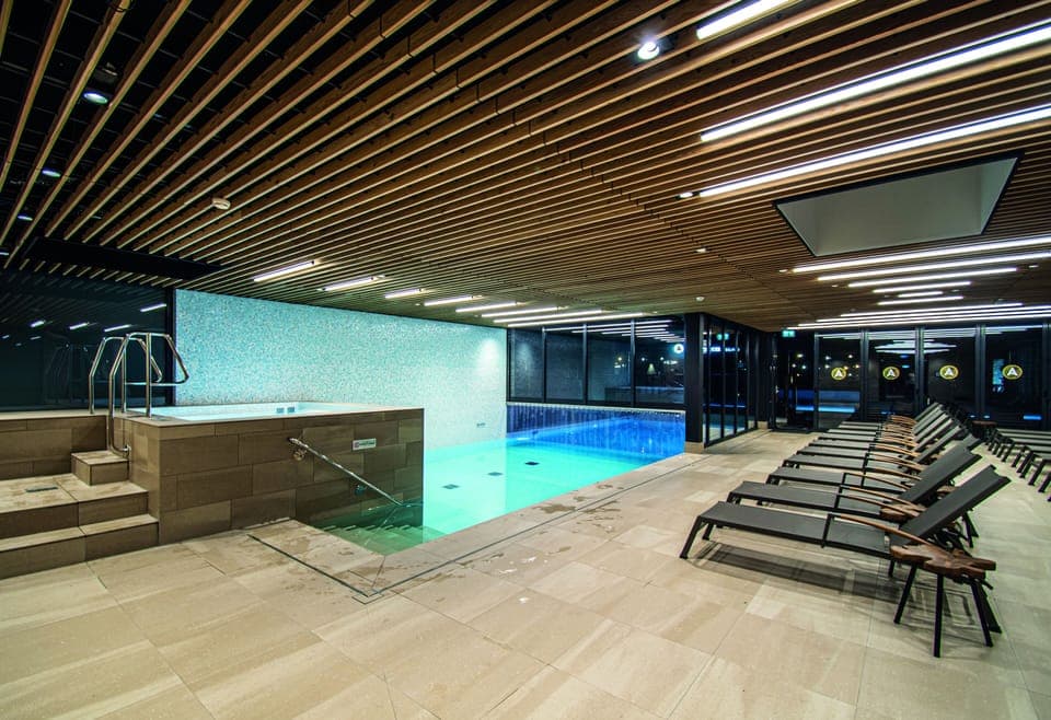 Couples treatment rooms, sauna, hot tub, steam room, body treatments