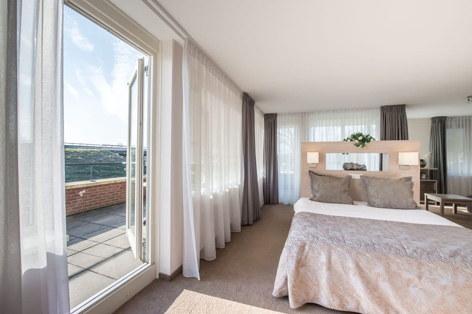 Studio Suite | Minibar, in-room safe, desk, iron/ironing board