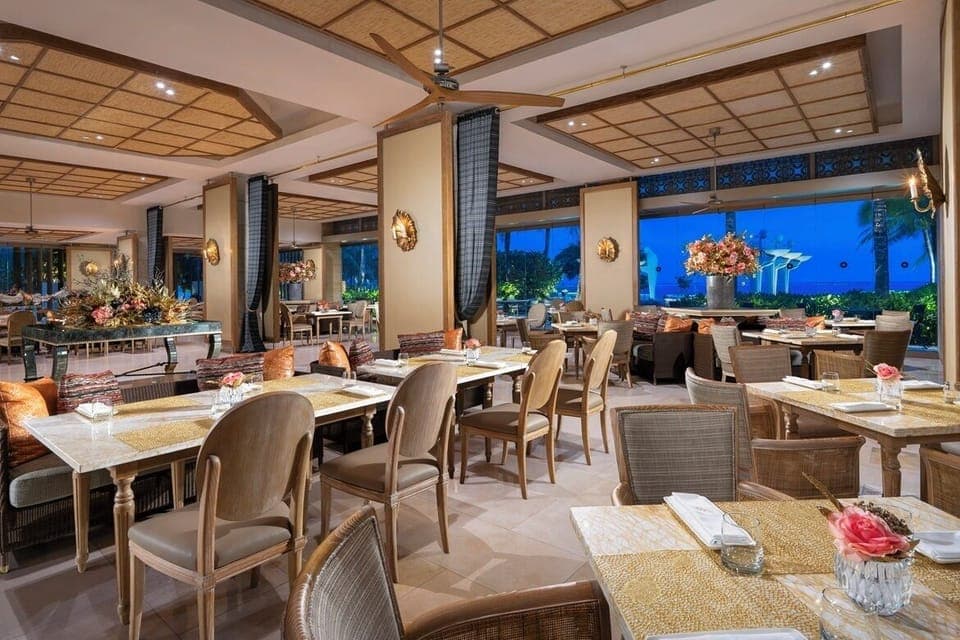 8 restaurants, breakfast, lunch, dinner served; international cuisine