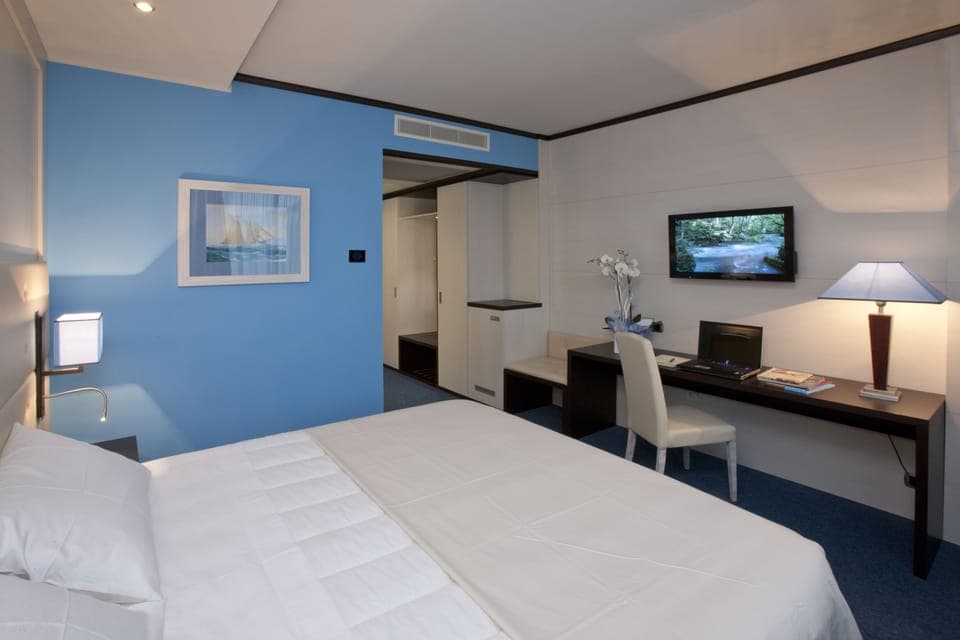 Down comforters, minibar, in-room safe, desk