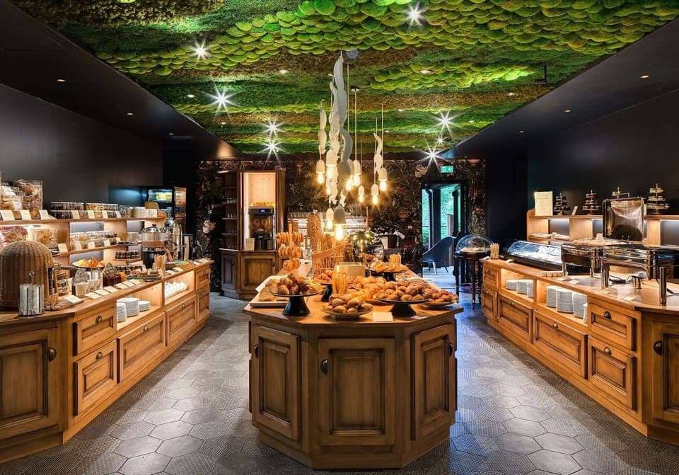 2 restaurants, breakfast, lunch, dinner served; French cuisine