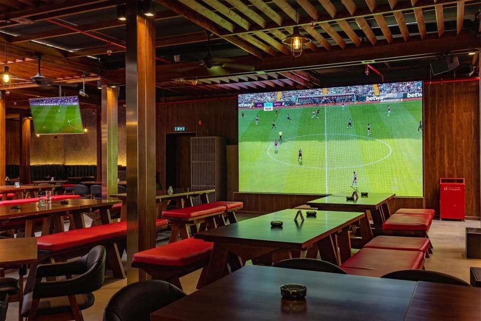 4 bars/lounges, sports bar