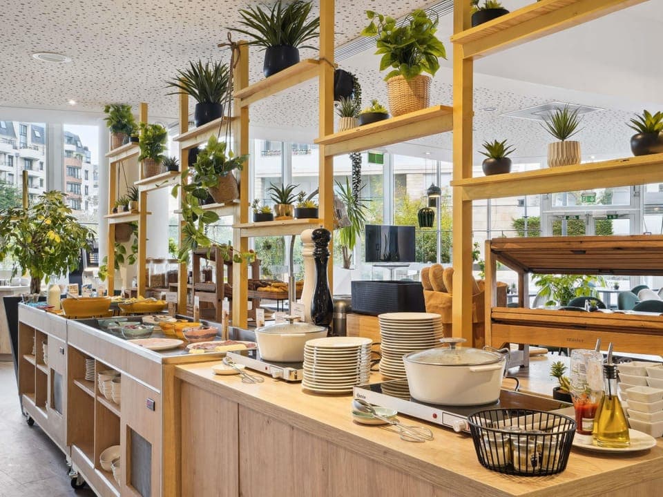 Lunch and dinner served, French cuisine