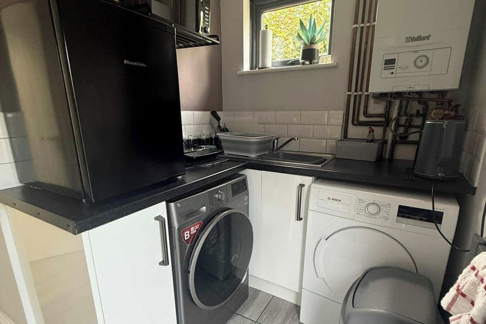 Fridge, microwave, stovetop, electric kettle