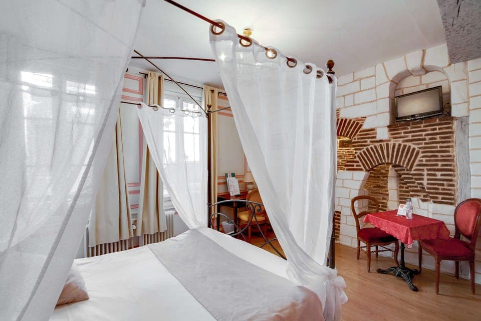 Superior Double Room, 1 Queen Bed (Charme, Hôtel) | Desk, blackout drapes, iron/ironing board, free WiFi