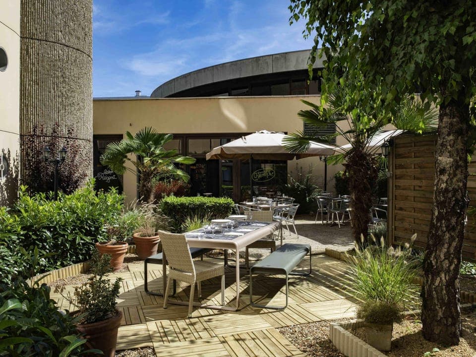 Lunch and dinner served, French cuisine