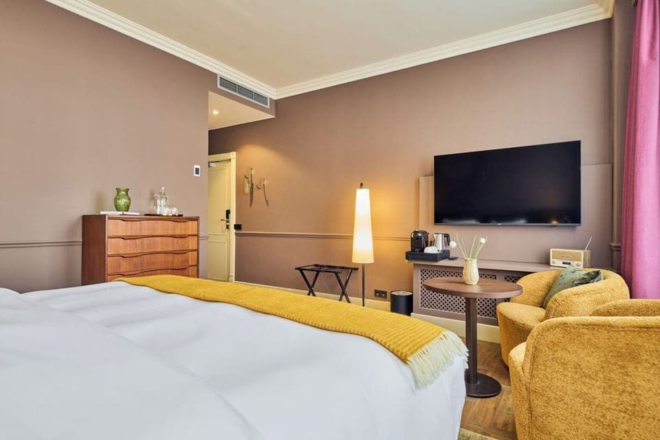 Egyptian cotton sheets, premium bedding, pillowtop beds, in-room safe