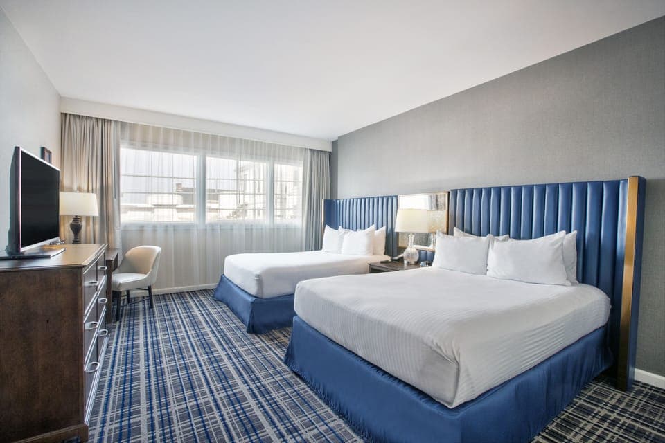 Hypo-allergenic bedding, down comforters, in-room safe, desk