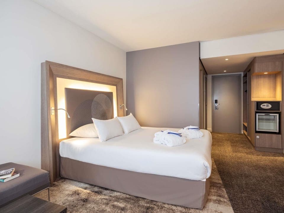 Executive Room, 1 Double Bed | Hypo-allergenic bedding, free minibar items, in-room safe, desk