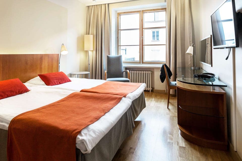 Twin Room | Premium bedding, in-room safe, desk, blackout drapes