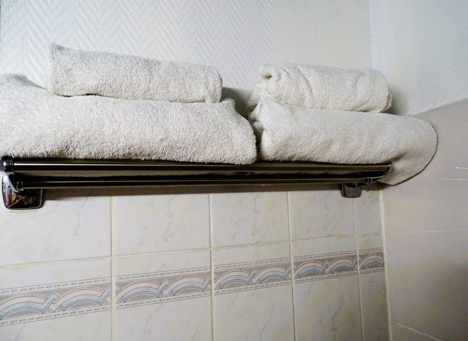 Twin Room | Bathroom | Hair dryer, towels, soap, shampoo