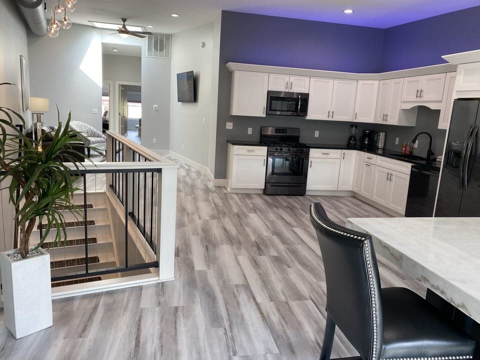 Full-size fridge, microwave, oven, stovetop
