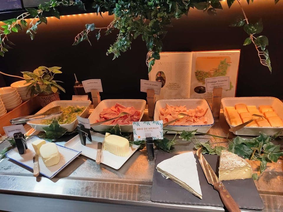 Daily buffet breakfast (EUR 13.9 per person)