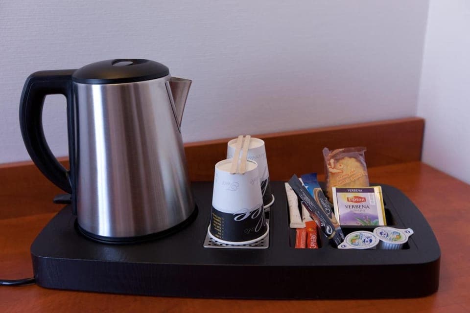 Coffee/tea maker, electric kettle