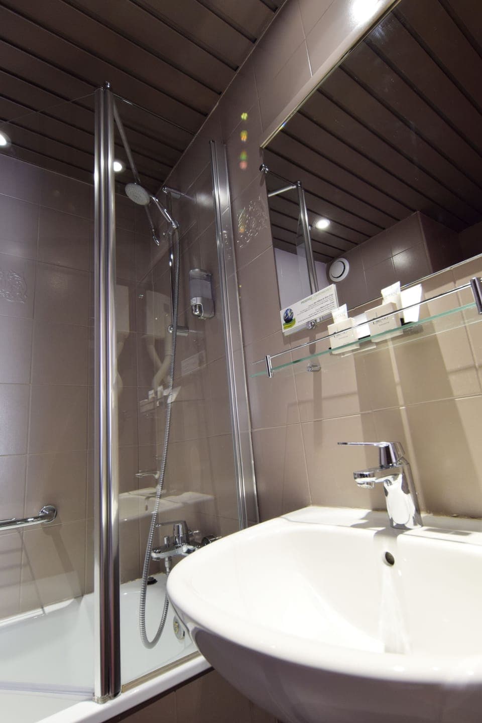 Double Room | Bathroom | Combined shower/tub, free toiletries, hair dryer, towels