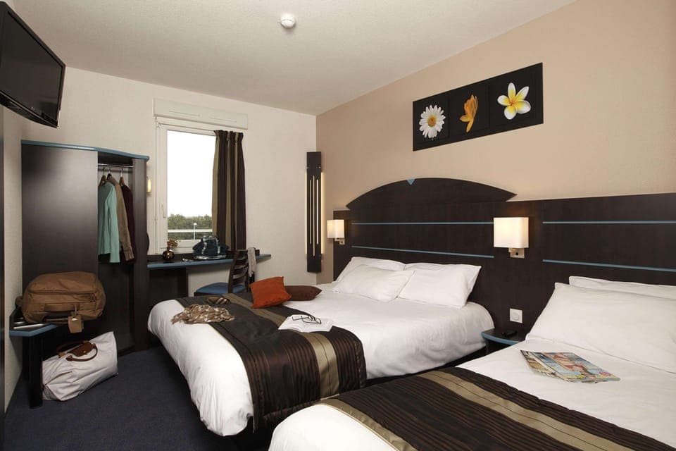 Chambre Triple | Premium bedding, desk, free WiFi, bed sheets