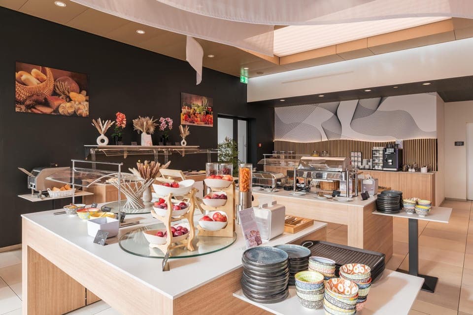 Daily buffet breakfast (CHF 20 per person)