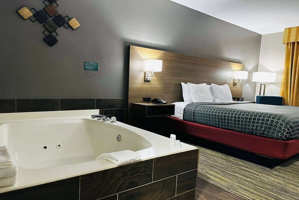 Studio Suite, 1 King Bed, Non Smoking | Premium bedding, desk, blackout drapes, iron/ironing board