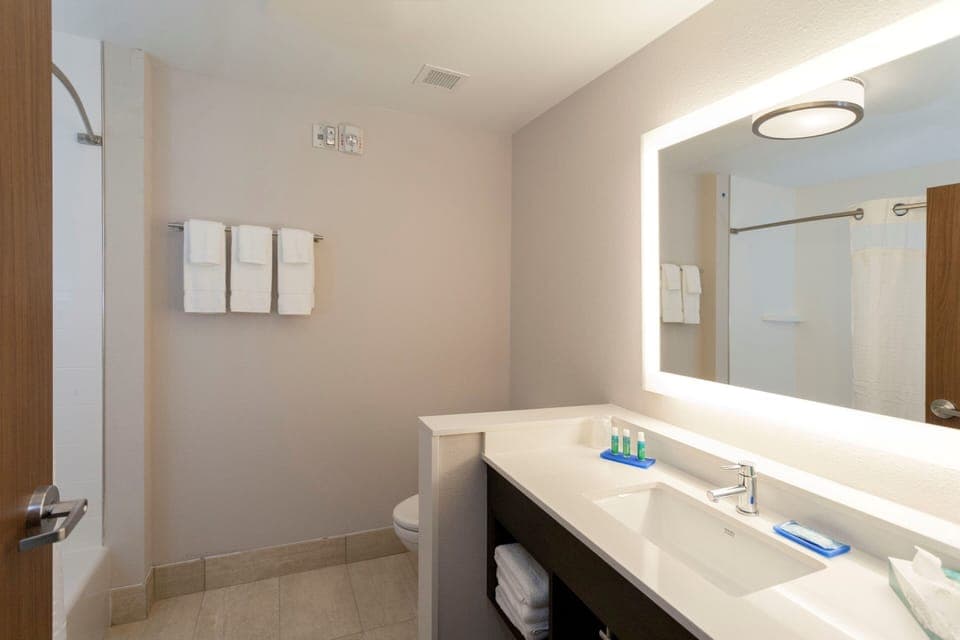 Spring water tub, hydromassage showerhead, hair dryer, towels