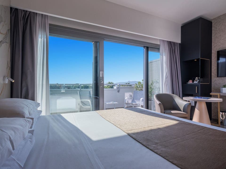 Down comforters, minibar, in-room safe, desk