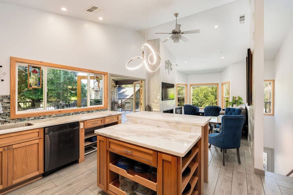 Premium Studio Suite, 1 King Bed, Kitchen, Mountain View | Private kitchen | Oven, stovetop, dishwasher, coffee/tea maker