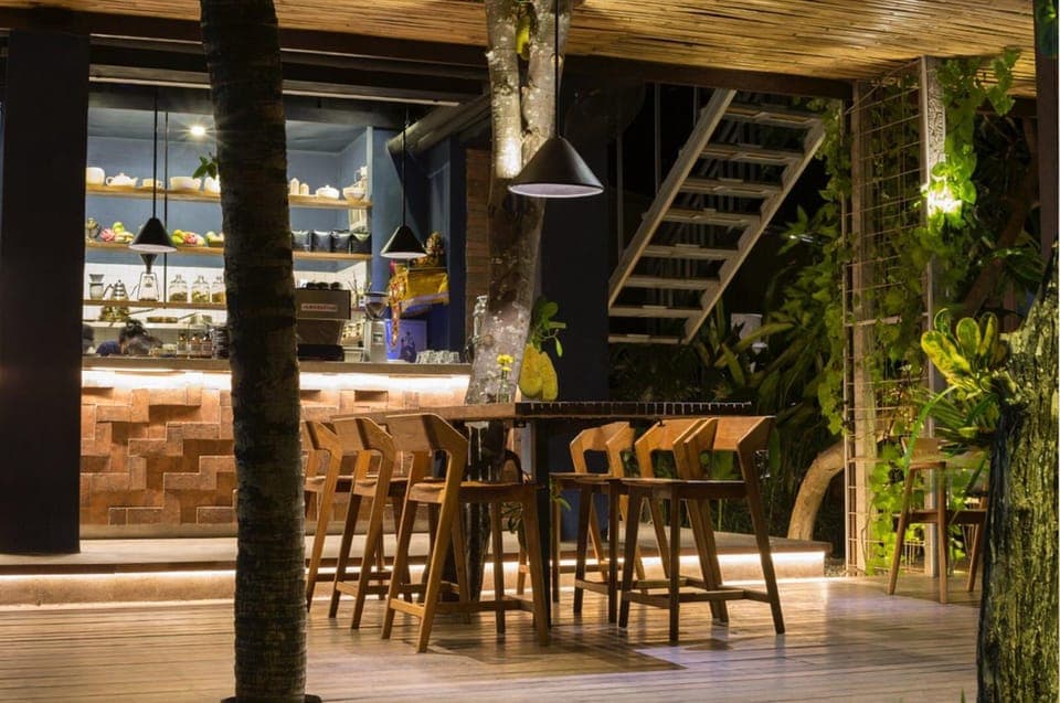 Breakfast, lunch, dinner served; international cuisine 