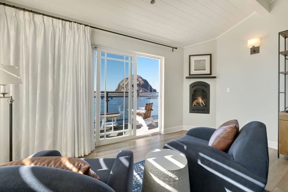 Exclusive Suite, Accessible, Private Bathroom (PORTSIDE Oceanfront King)