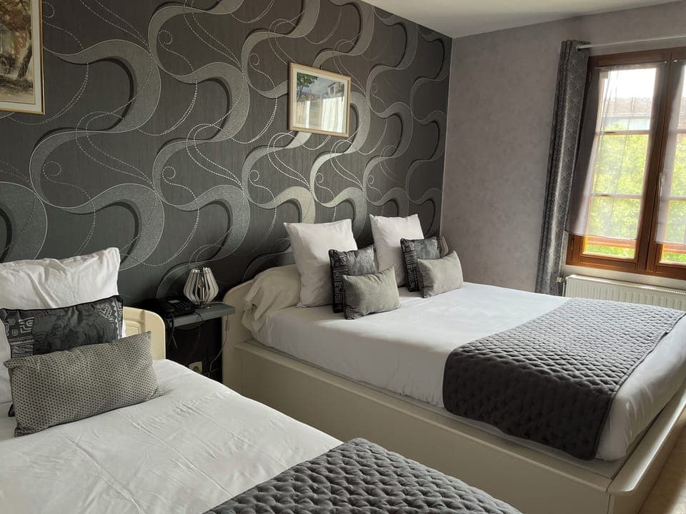 Triple Room | Individually decorated, individually furnished, desk, laptop workspace