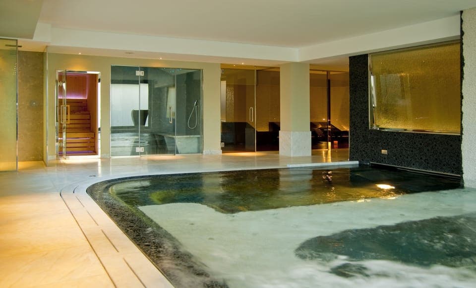 Indoor spa tub
