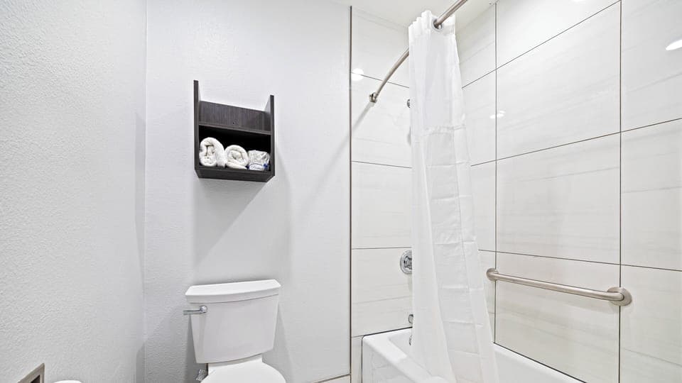 Combined shower/tub, free toiletries, hair dryer, towels