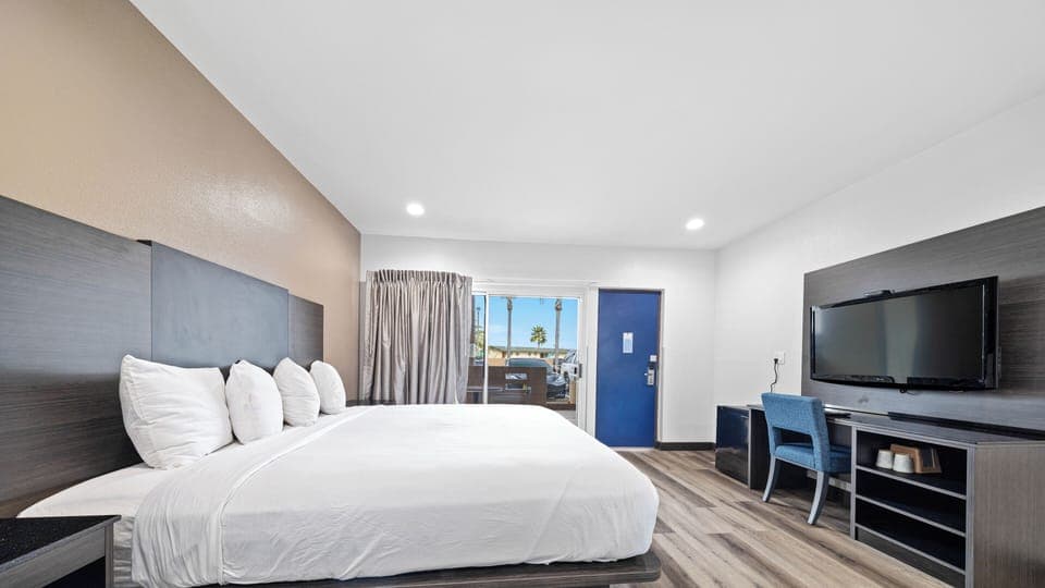 Deluxe Room, 1 King Bed, Non Smoking, Refrigerator | Blackout drapes, soundproofing, iron/ironing board, free WiFi
