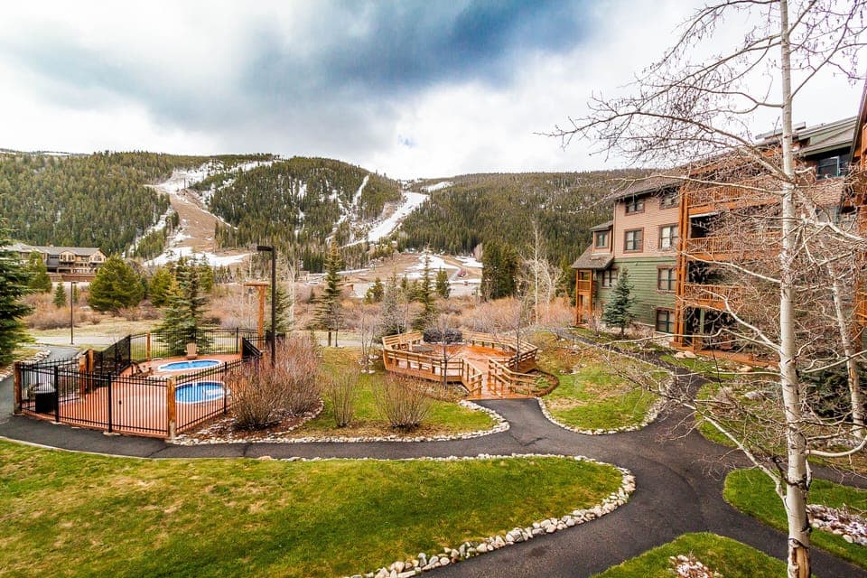 Condo, 2 Bedrooms | Property grounds