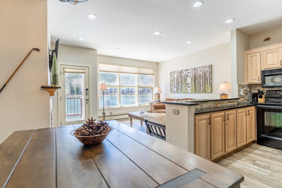 Condo, 1 Bedroom | In-room dining