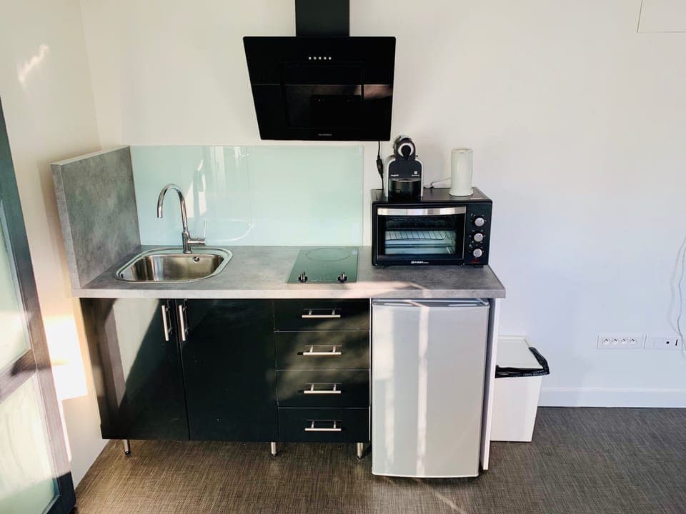 Comfort Studio | Private kitchenette | Microwave, espresso maker, coffee/tea maker, electric kettle