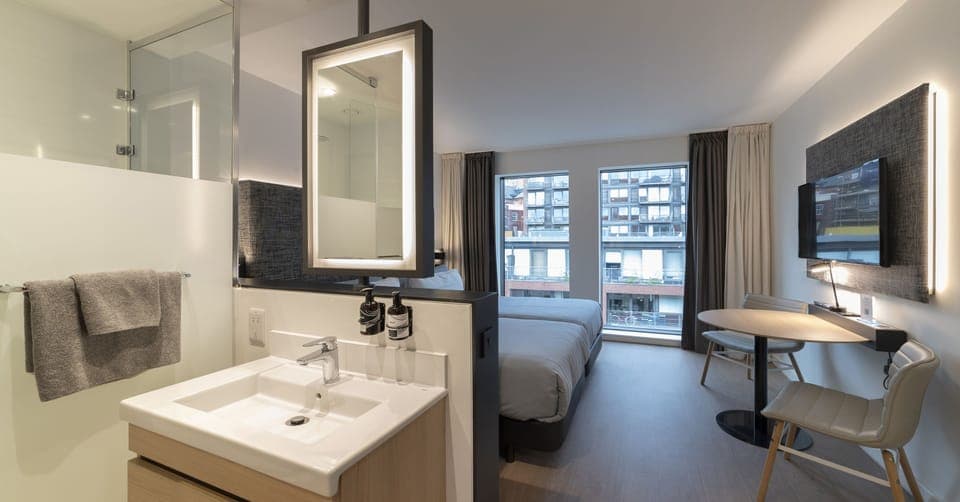 Innside Twin Room | Bathroom | Eco-friendly toiletries, hair dryer, towels
