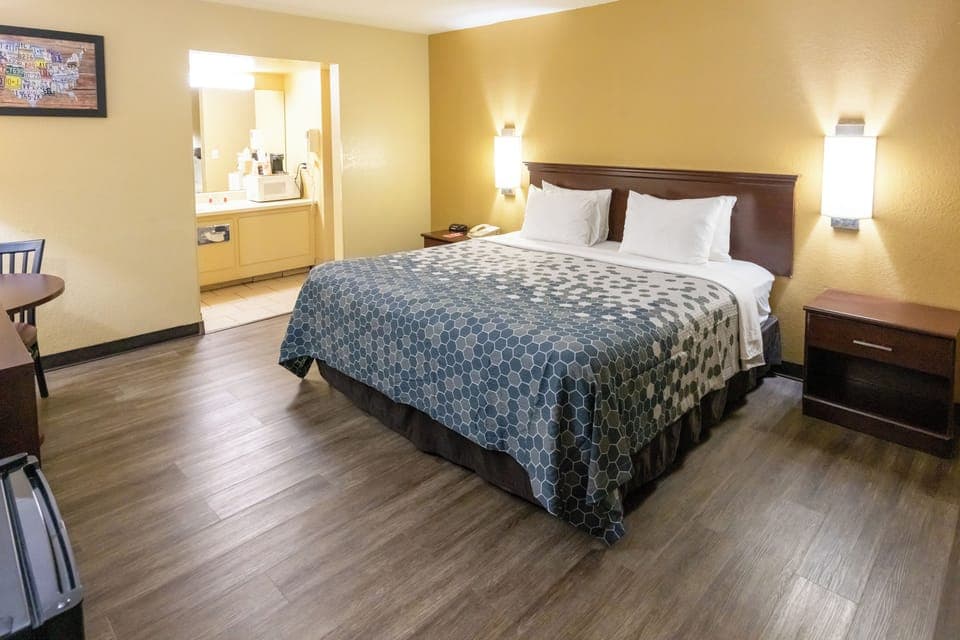 Room, 1 King Bed, Smoking | Memory foam beds, iron/ironing board, rollaway beds, free WiFi