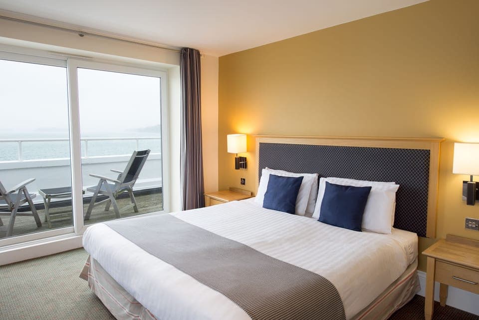 Hypo-allergenic bedding, desk, iron/ironing board, free WiFi