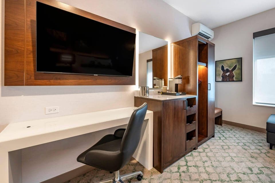 Desk, laptop workspace, iron/ironing board, free WiFi