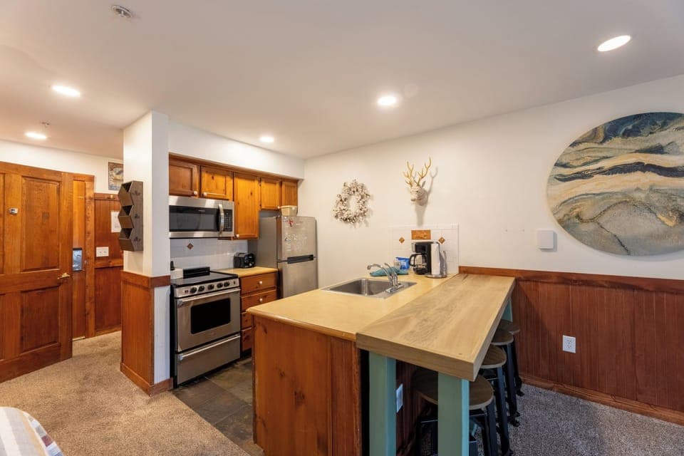 Studio | Private kitchen | Microwave, stovetop, coffee/tea maker, cookware/dishes/utensils