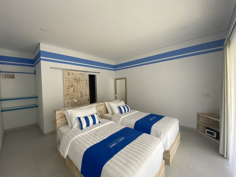 Minibar, desk, laptop workspace, free WiFi