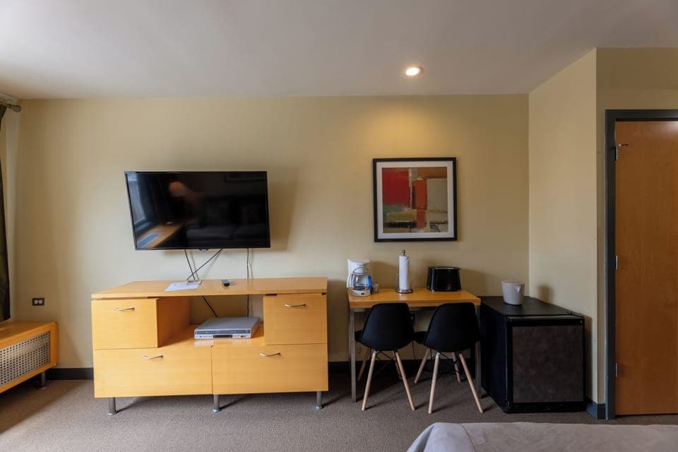 Studio | Individually decorated, individually furnished, iron/ironing board