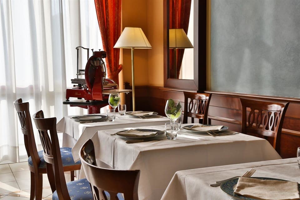 Breakfast and dinner served, Italian cuisine