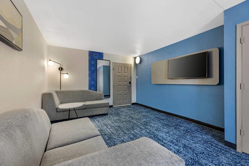 Suite, 1 King Bed, Non Smoking (Efficiency) | Premium bedding, desk, laptop workspace, blackout drapes